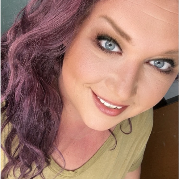 Meet your Posher, April Jayne. - Picture 3 of 4